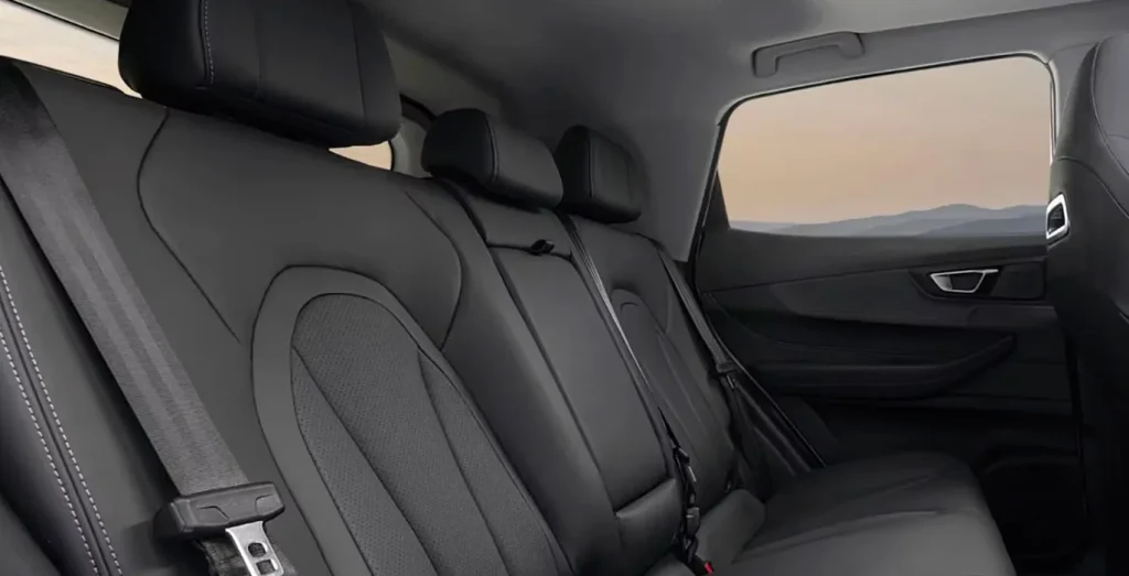 EBRO-s400-1.5-DHE-HEV-Excellent-CVT-interior-trasera