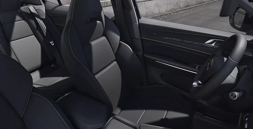 Lynk-Co-01-Core-interior-delantera-II
