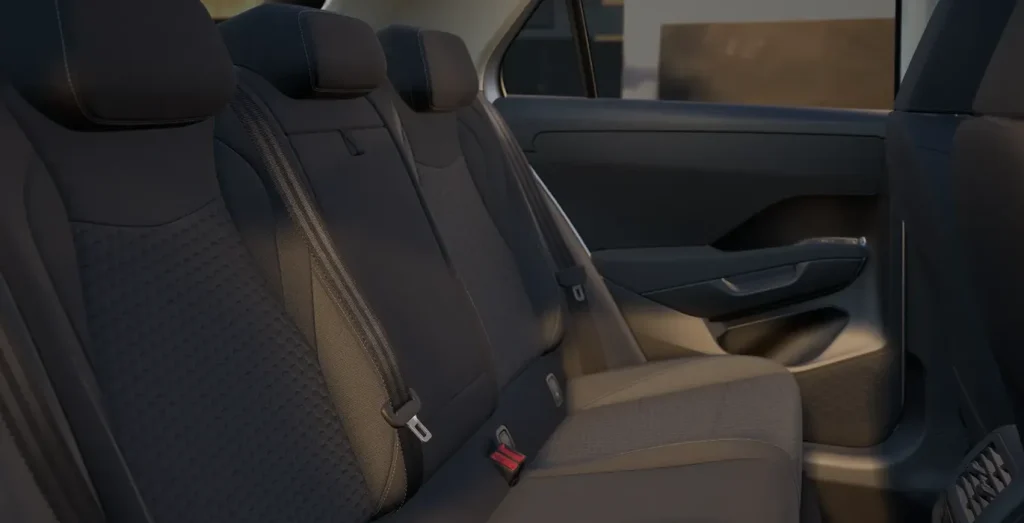 Volkswagen-T-ROC-Mas-1.5-eTSI-85kW-116CV-DSG-interior-trasera